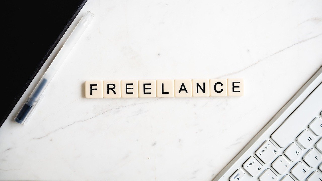 Learn how to start freelancing with zero experience. This beginner’s guide explains the steps to find clients, build a portfolio, and start making money online even if you’re just getting started.
